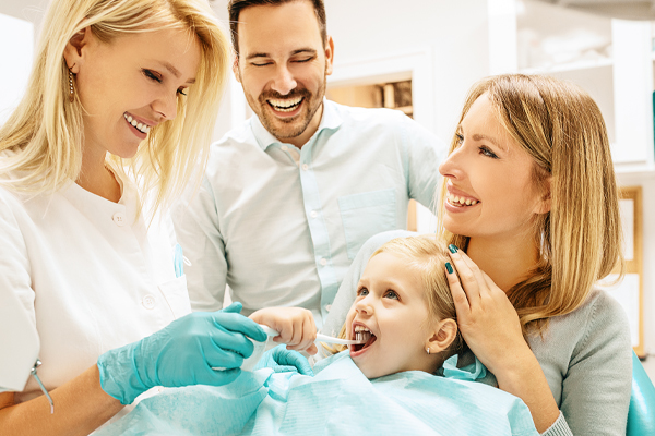 Kid checkup with dentist